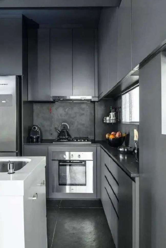 32. Modelo de cozinha com bancada preta e armário cinza compacta. Fonte: Tua Casa