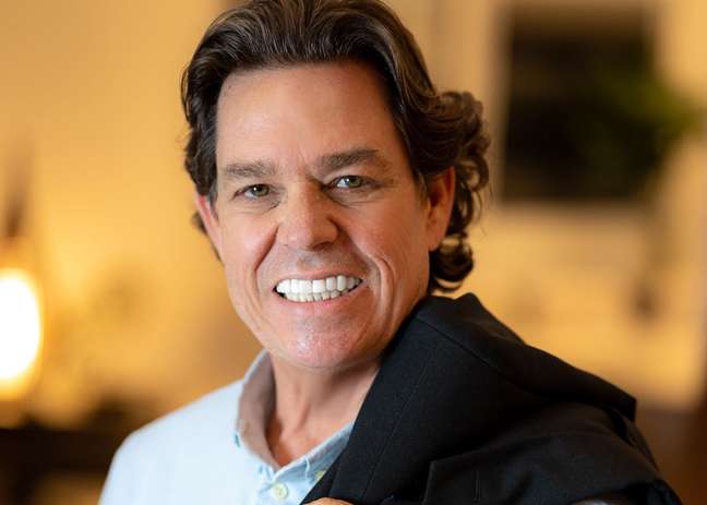 Real estate agent produces high-end market series