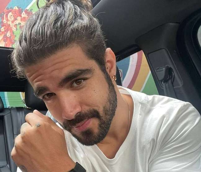 Caio Castro is surprised with his girlfriend in a restaurant 卡奥·卡斯特罗和他的女朋友在一家餐馆里吃了一惊