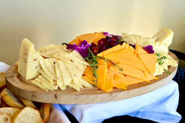 Diferentes tipos de queijo em tábua de frios | Foto: Unsplash
