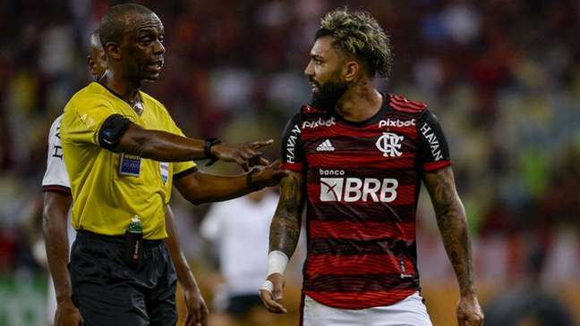 Flamengo x Athletico: árbitro relata xingamentos de David Luiz, tumulto e sinalizadores na súmula