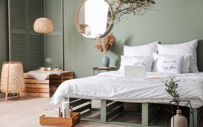 Modern rustic bedroom design in pastel shades along with wooden and aged ceramics - Beautiful Homes Modern rustic bedroom design in pastel shades along with wooden and aged ceramics - Beautiful Homes