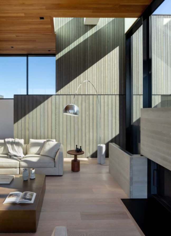High Desert Residence, EUA, por Hacker Architects: placas de cedro verticais cobrem as paredes internas e externas desta casa de férias em Oregon, separadas por grandes janelas de altura dupla para criar a impressão de que as duas formam uma superfície contínua.