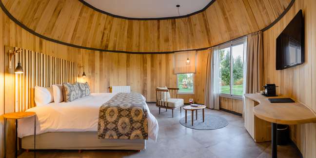 Wood predominates in the decoration of the rooms. Wood predominates in the decoration of the rooms.