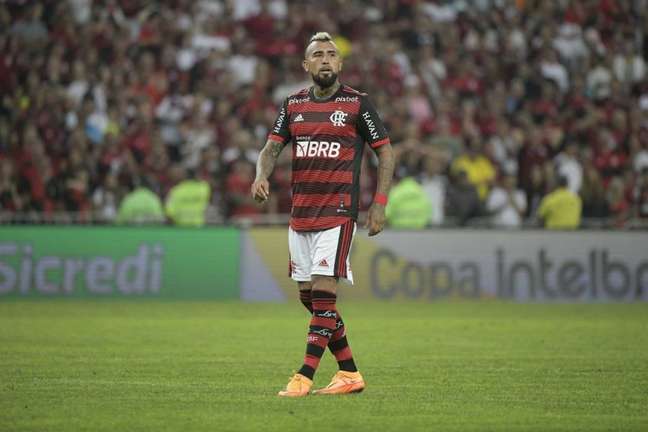 De olho na Libertadores, Vidal causa boa impressão e se credencia à primeira titularidade no Flamengo