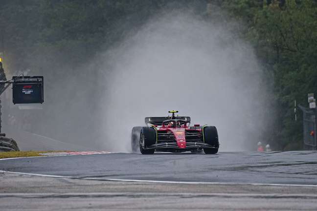 Charles Leclerc anda sob chuva no Hungaroring