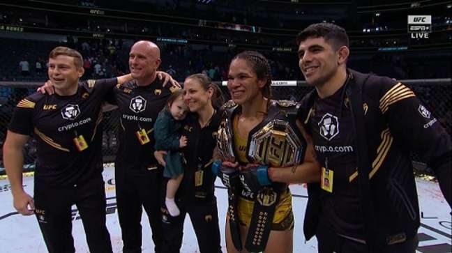 Amanda Nunes venceu revanche contra Peña no UFC 277 e reconquistou o cinturão peso-galo (Foto: Reprodução/UFC)