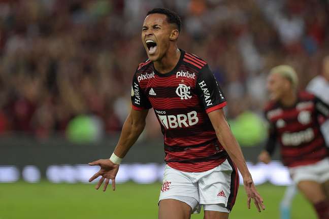 Flamengo goleia o Atlético-GO e dorme no G-4