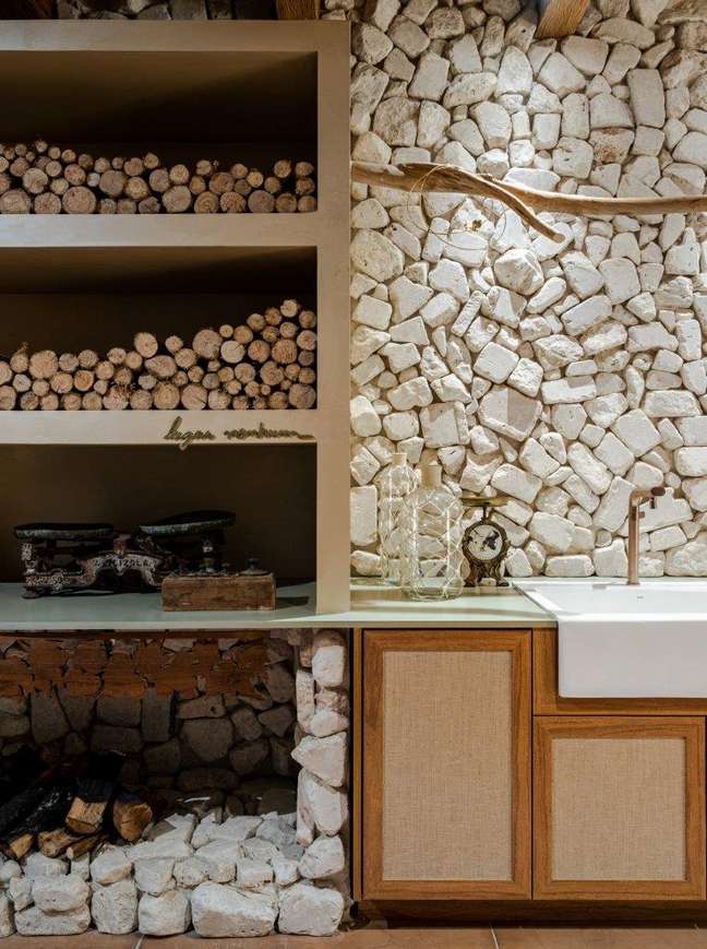 4. Lenha para acender o fogão a lenha da cozinha rustica – Foto Gabriela Daltro Projeto Helo Marques