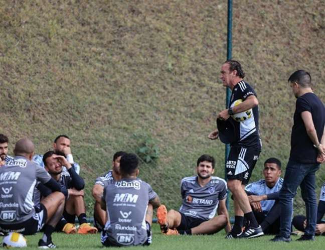 Cuca conversa com jogadores do Atlético-MG. Técnico tem dúvidas para enfrentar o Palmeiras (Foto: Pedro Souza / Atlético