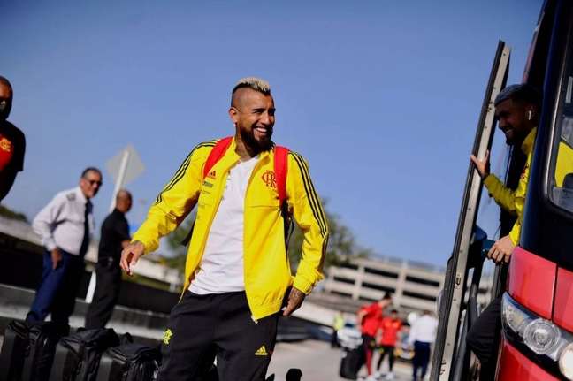 Elenco do Flamengo desembarca em SP para pegar o Corinthians pela Libertadores