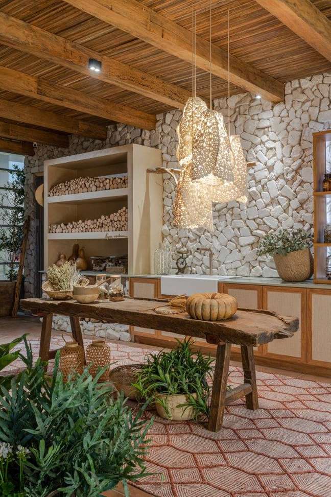 2. Mesa de jantar de madeira para cozinha rustica – Foto Gabriela Daltro Projeto Helo Marques