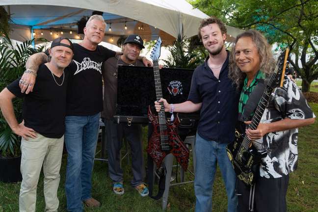 Joseph Quinn of “Stranger Things” plays with Metallica on video