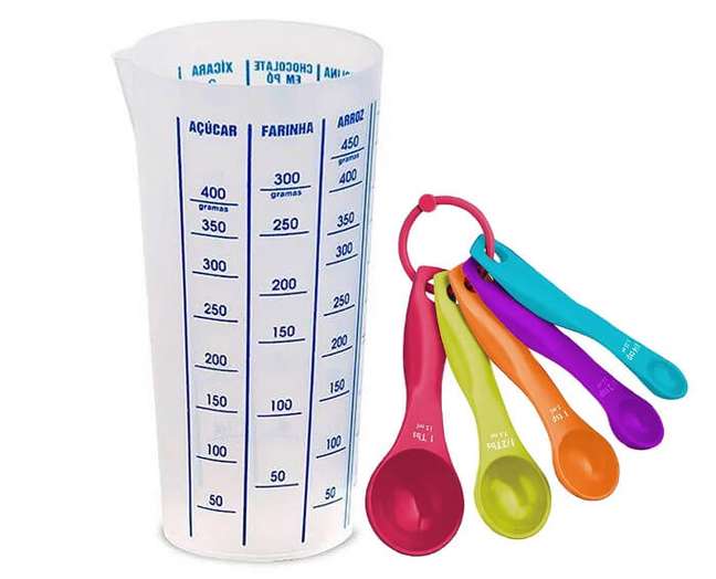 1. Copo medidor e colheres medidoras para incluir a quantidade correta de ingredientes na receita. Fonte: Embaleme Embalagens e Festas
