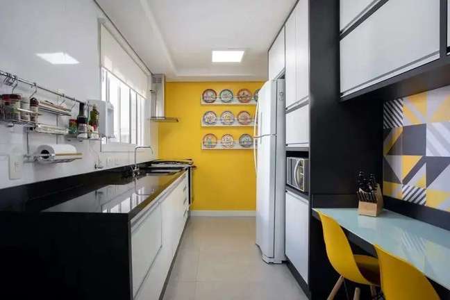 1. Cozinha organizada e prática com organizadores na parede – Foto Cris Paola