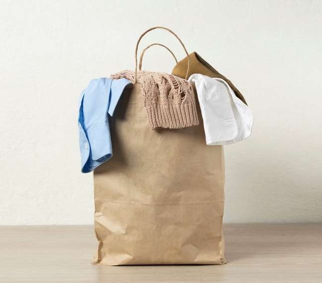 Separar roupas para doar ou que precisem de conserto é uma boa forma de iniciar a arrumação do guarda-roupa - Shutterstock