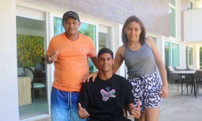 Glove de Pedreiro and his parents, in Recife (Photo: Ricardo Guimarães/Lance)