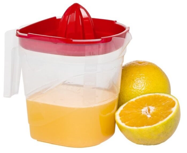 4. A jarra com espremedor de plástico é um utensílio barato que não pode faltar na cozinha. Fonte: Shopee