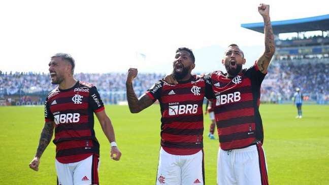 Vidal comemora gol do Flamengo com Rodinei e Arrascaeta (Foto: Gilvan de Souza/Flamengo)