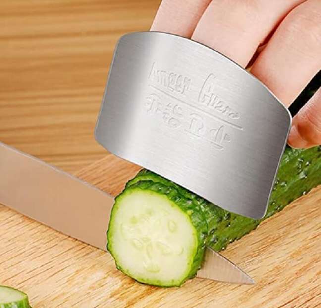 22. Protetor de dedos para cozinha feito de inox. Fonte: Amazon