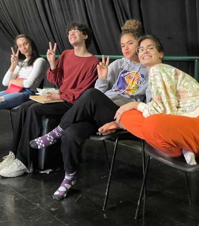 Camila Queiroz records the reunion of the cast of “De Volta aos 15”