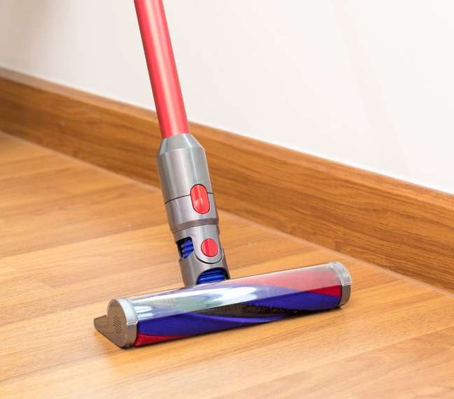 O aspirador de pó é uma ótima opção para limpar o piso de madeira - Shutterstock