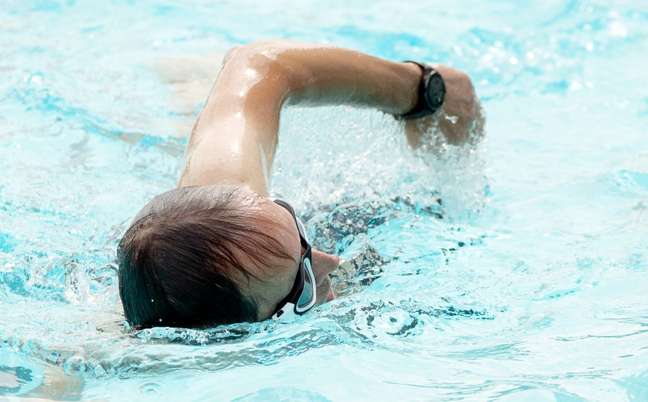 A natação libera endorfina, substância que aumenta nossa sensação de prazer e felicidade