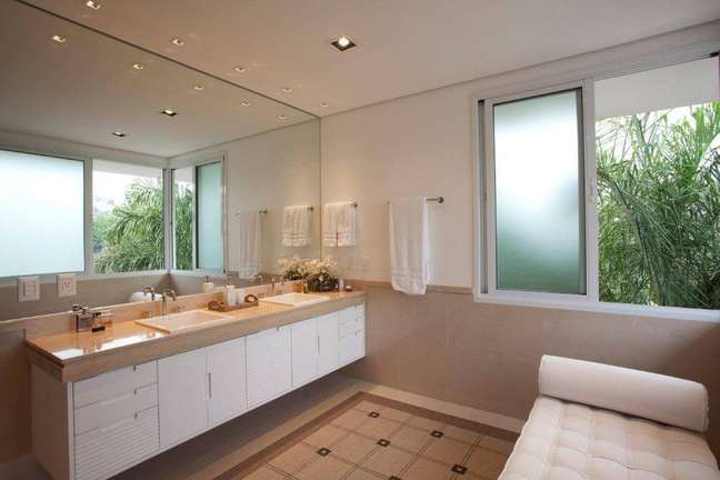 29. Banheiro bege com diva e espelho na parede – Foto Jannini Sagarra Arquitetura