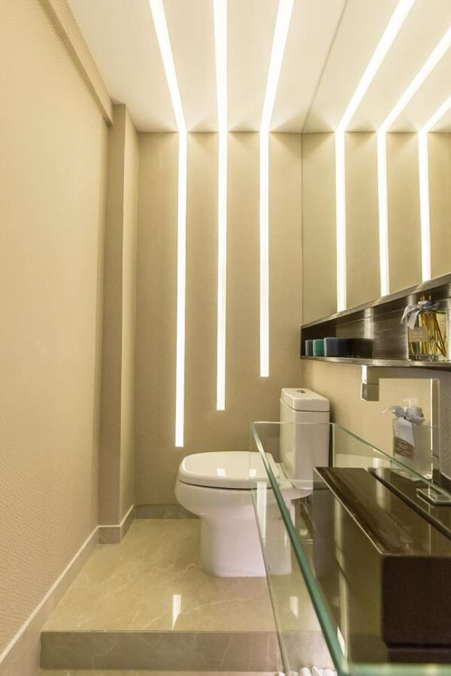 31. Banheiro bege com iluminação de led na parede e teto – Foto Andrea Fonseca