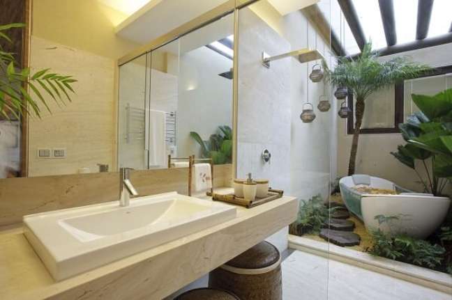 49. Banheiro chique com cuba marmorizada e banheira – Foto Eduarda Correa