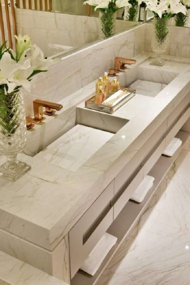 74. Pia de banheiro de mármore com torneiras douradas – Foto Insomni Estudio