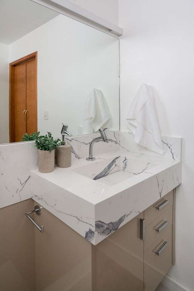 79. Bancada de mármore com armário bege para banheiro chique – Foto Oliva Arquitetura