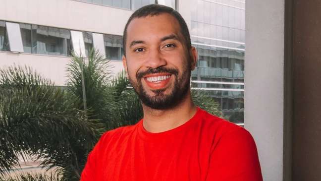 Gil do Vigor shows his car when he announces his return to the United States