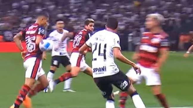 Bola bateu no braço de João Gomes antes do gol de Arrascaeta (Foto: reprodução/Conmebol TV)