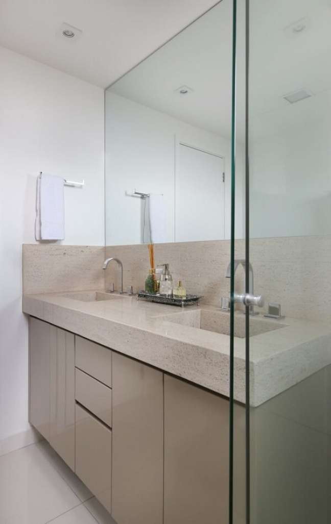 82. Banheiro bege com gabinete e bancada de mármore – Foto SP Estudiog