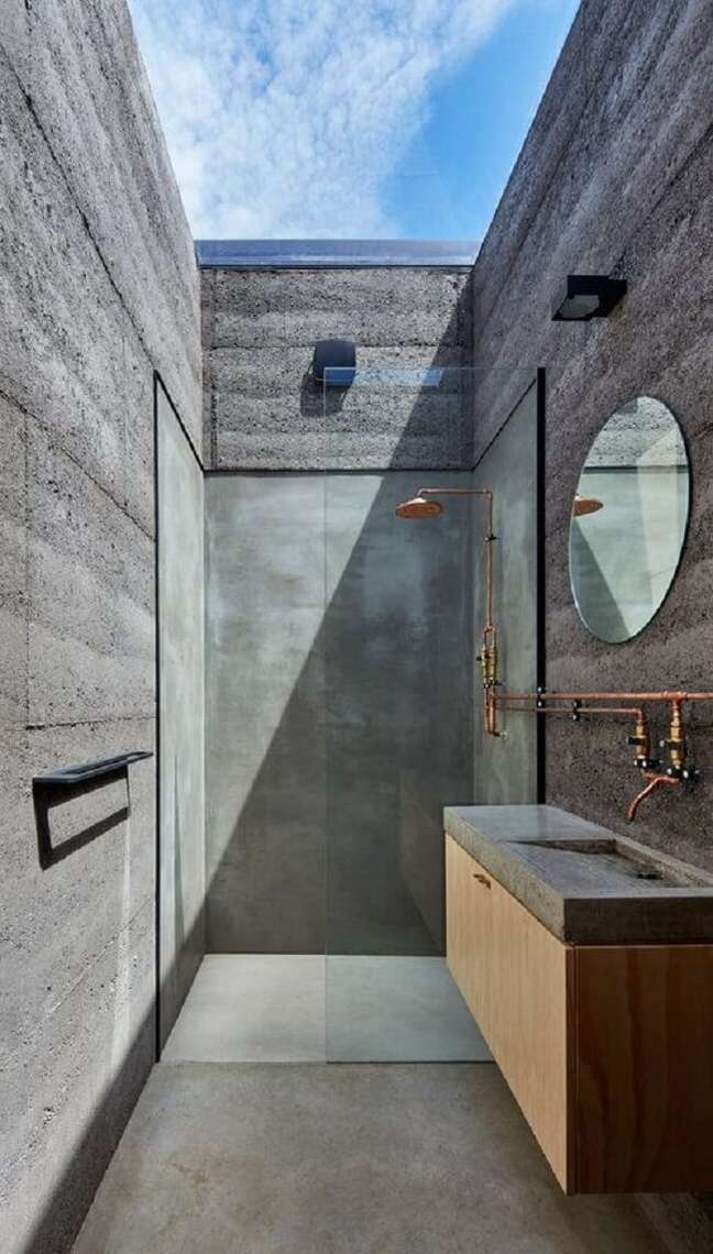 16. A claraboia banheiro preenche todo o teto do ambiente. Fonte: Branch Studio Architects