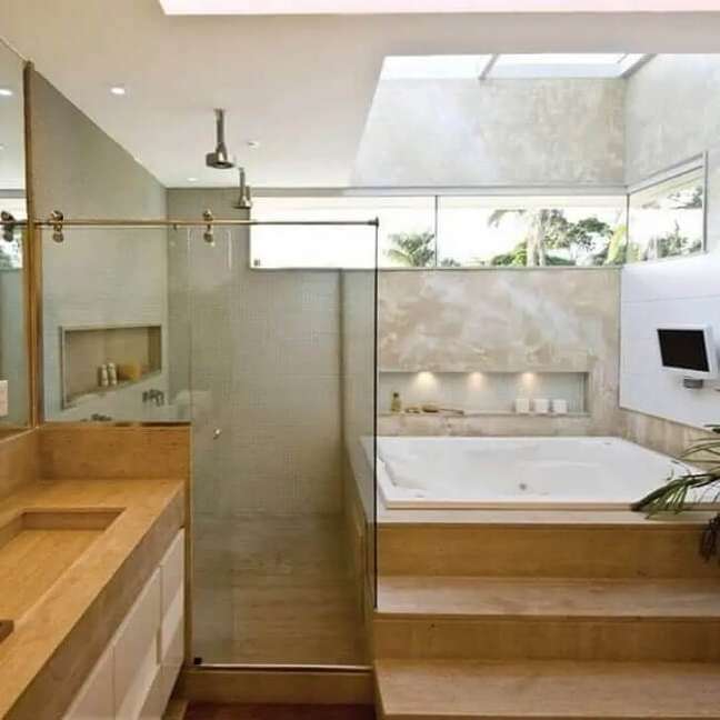 20. A claraboia banheiro traz um iluminação natural para a banheira. Fonte: Roberta Devisate