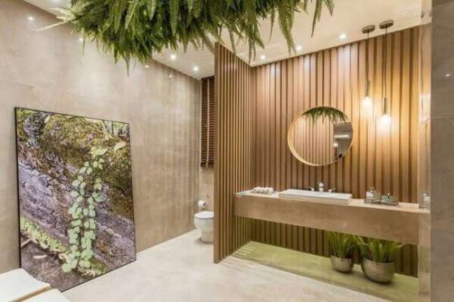 54. Banheiro de madeira com decoração de ambientes com plantas -Foto Casa Cor Rio Grande do Note