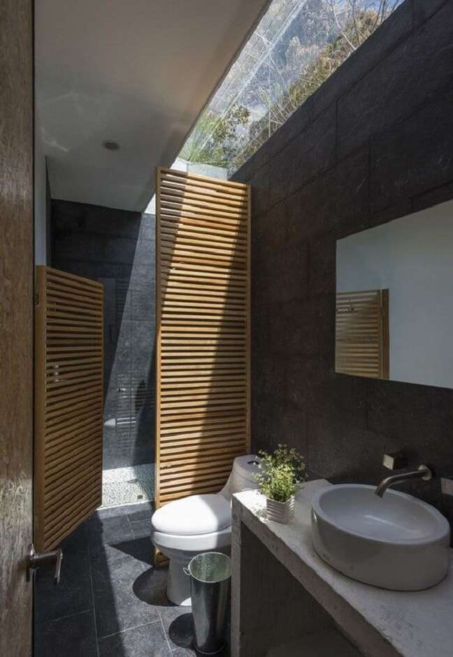 18. A claraboia banheiro traz a natureza para dentro do ambiente. Fonte: Casa Vogue