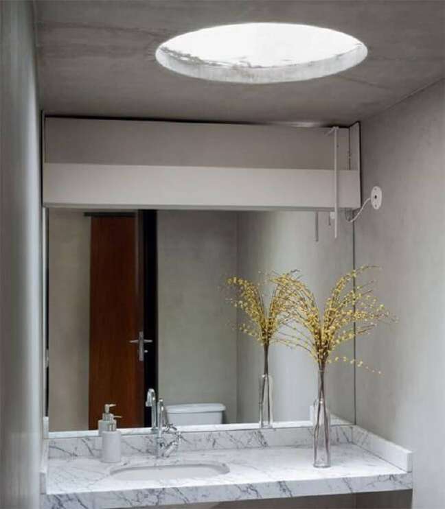 3. A pequena claraboia banheiro ajuda na iluminação da bancada. Fonte: Fluxo Consultoria