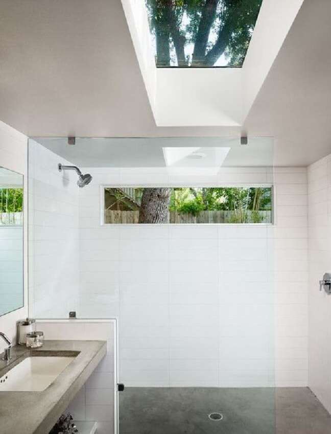10. A claraboia banheiro deixa o ambiente mais funcional. Fonte: Houzz