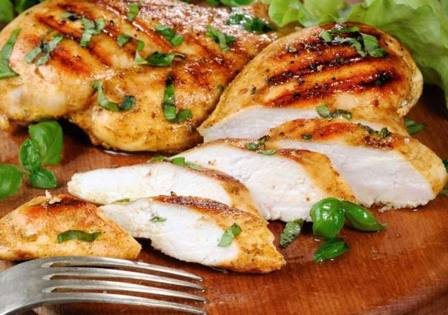 The versatility and price of chicken breast make the cut one of the most consumed in Brazil | photo: Shutterstock The versatility and price of chicken breast make the cut one of the most consumed in Brazil | photo: Shutterstock