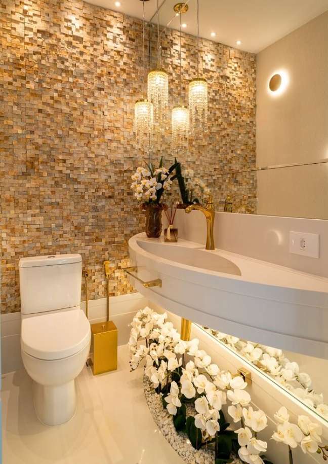 1. Banheiro bege com orquídeas embaixo da bancada de luxo – Foto Iara Kilaris
