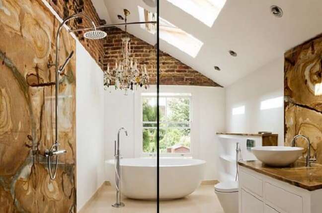 47. Quanto mais claraboia banheiro maior a entrada de luz natural. Fonte: Houzz