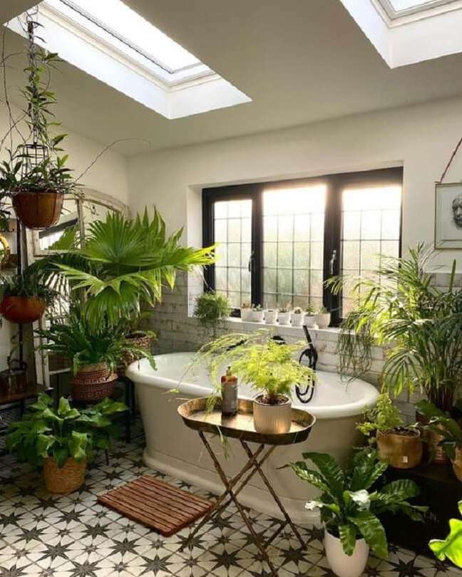 27. Banheiro com claraboia decorado com vários vasos de plantas. Fonte: ELLE Decoration