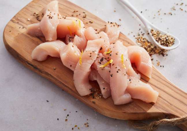 To make the chicken breast even tastier, it is important to cut the meat following the fibers | photo: Shutterstock To make the chicken breast even tastier, it is important to cut the meat following the fibers | photo: Shutterstock