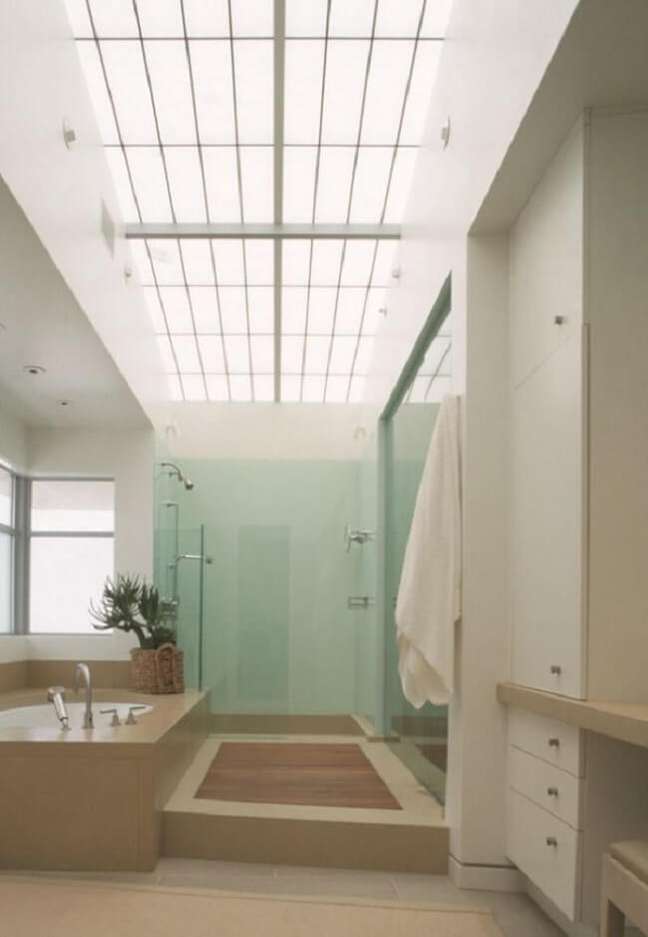 15. A claraboia banheiro pode preencher grande parte do teto. Fonte: Houzz