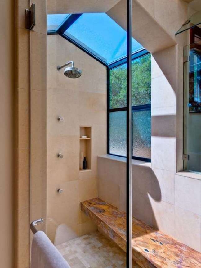 36. Modelo de claraboia banheiro para ambientes compactos. Fonte: HGTV