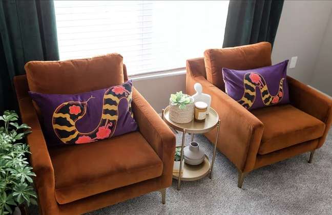 Use brown chairs Use brown chairs