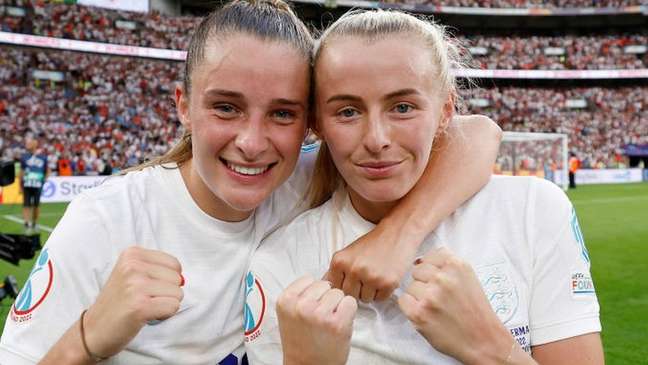 Ella Toone e Chloe Kelly, jogadoras da Inglaterra comemorando o título